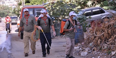 "نابلس الكشفية" و"بادر لأجل الخير" تقوم بحملة نظافة ورش مبيدات حشرية في مخيم برج الشمالي