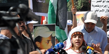 أطفال فلسطينيون في لبنان يحتجون على موقف الاتحاد الأوروبي من العدوان الإسرائيلي على قطاع غزة