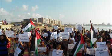 "من صور الى غزة بحراً" وقفة تضامنية على شاطئ جل البحر