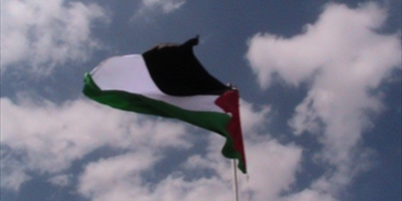 رفع العلم الفلسطيني تضامناً