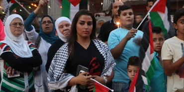 أطفال مخيّمات لبنان يهتفون: فلسطين تحت السكين