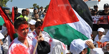 قافلة من سيارات الإسعاف تطلق أبواقها عاليا تضامناً مع الطواقم الطبية في قطاع غزة