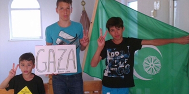 حملة تبرعات لغزة في مساجد البوسنة والهرسك وطفل بوسنوي يتبرع بجميع ممتلكاته