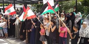 لبنانيات وفلسطينيات يطالبن من أمام السفارة المصرية ببيروت فتح معبر رفح