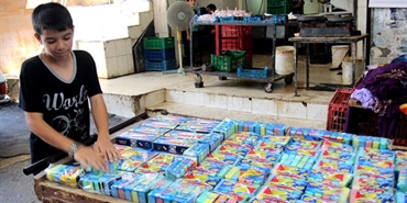 أطفال في عين الحلوة: "تجار" بسطات لتأمين لقمة العيش