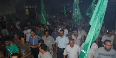 المخيمات تحتفل بوقف العدوان على غزة