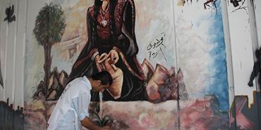 "جدارية الانتصار" عند مدخل مطار بيروت احتفالاً بانتصار غزة