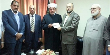 المفتي سوسان سلم بركة تبرعات مالية لدعم صمود غزة جمعت من مساجد مدينة صيدا