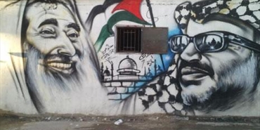 لوحة بريشة الرسام محمد الديري في مخيم المية ومية توحد فتح وحماس