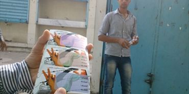 الرابطة الإسلامية توزع ستكرز وإتيكيت الإنتصار على طلاب ثانوية