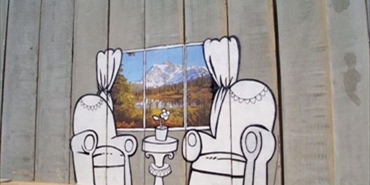 «المعايدات الإلكترونية» تحلّق بالفلسطينيين … فوق الحواجز والحدود