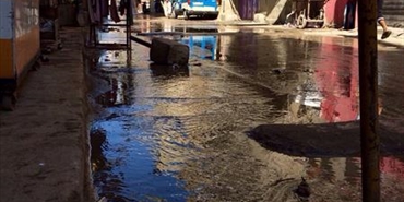 أهالي حي الزيب يحتجّون بعدما غمرتهم مياه المجارير