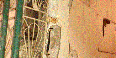 عائلتان ومنزل متصدع ..ونصيحة «الأونروا»