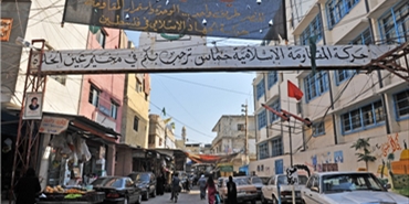 اللاجئون الفلسطينيون في مخيم عين الحلوة يحتجون على تقليص خدمات الأونروا