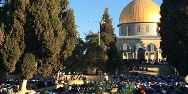 التضامن مع القدس يحاصر السفارة الأميركية في تل أبيب
