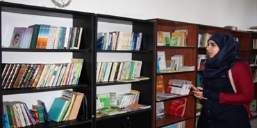 مكتبة عامة في مخيم عين الحلوة