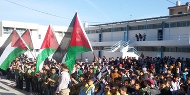 عاصمة اللجوء والشتات الفلسطيني ترفع العلم الفلسطيني في مدرسة السموع