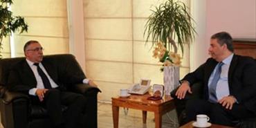 دبوريبحث التطورات على الساحة الفلسطينية مع نطيره المصري