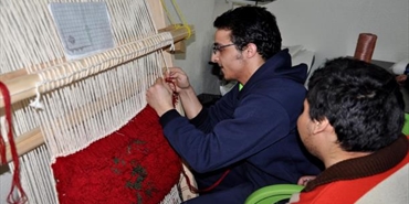يصنعان السجاد بالرغم من إعاقتيهما