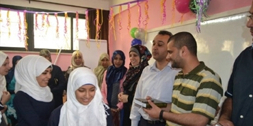 اللجنة الاهلية تكرم طالبات التاسع في مدرسة جباليا