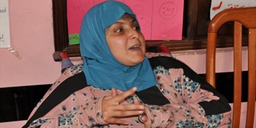 منى تندمج في المجتمع وتعبّر عن رأيها رغم الإعاقة
