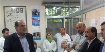 الفصائل الفلسطينية واللجان الأهلية والشعبية تعيد فتح عيادة الأونروا في مخيم البرج الشمالي