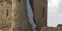 إسدال علم فلسطيني ضخم على قلعة صيدا البحرية