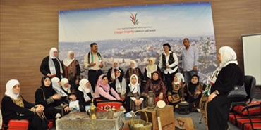 دار الشيخوخة تزور معرض الثقافي التراثي الفلسطيني
