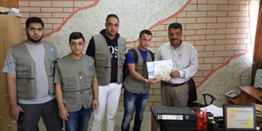 الرابطة الإسلامية توزع بطاقة لاجئ على مدارس المخيم