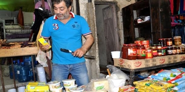 «أبو الفقراء» يبيع بضاعته على الرصيف