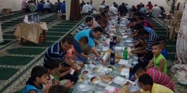 حماس تنظم إفطارا رمضانيا في مسجد حي صفورية في مخيم البرج الشمالي