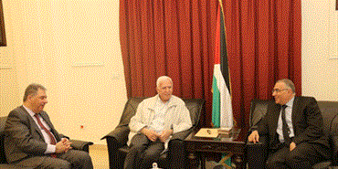 الأحمد يعرض وسفير مصر القضية الفلسطينية