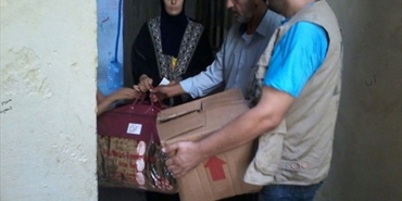 «الفرقان» تقدم مساعدة لعائلة احترق منزلها في «عين الحلوة»