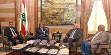 وفد فلسطيني يناقش التنسيق الامني وقضايا المخيمات مع الوزير المشنوق