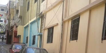 ازالة الشعارات الحزبية من حي طيطبا في مخيم عين الحلوة