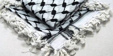 الكوفية الفلسطينية.. زيّ الفلاح ورمز الكفاح