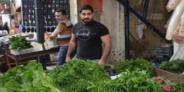 محمود "مهندس ميكانيك" يبيع الخضار في عين الحلوة