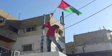 إنزال علم الاونروا من سطح مكتب مدير البداوي وإستبداله بعلم فلسطين
