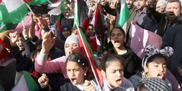 فلسطينيو المخيمات يستمرون باعتصاماتهم تنديدا بسياسات وقرارات «الاونروا»