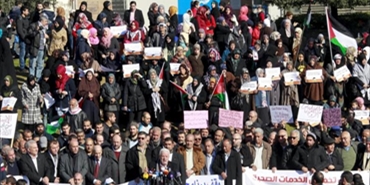 احتجاجات فلسطينية تغلق مقر أونروا بلبنان