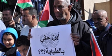 فلسطيني يضرب عن الطعام ويغلق مكتب مدير الأونروا في "المية والمية"