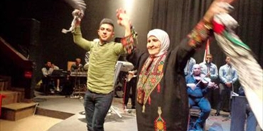 يوم الأرض يجذب الكبار قبل الصغار : ثمانينية تدبك بهمة الشباب وتسلم الراية للأجيال الجديدة