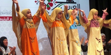 أيتام فلسطينيون لاجئون في لبنان ينظمون عرسا تراثيا