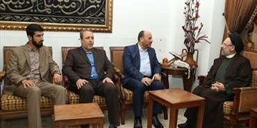 حماس تزور العلامة "فضل الله" في بيروت، وتطلعه على آخر تطورات القضية الفلسطينية