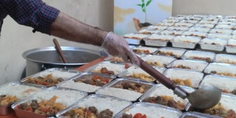 المطبخ الخيري لجمعية الفرقان بمخيم عين الحلوة ينتج 123 وجبة إفطار عائلية