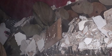 نجاة عائلة من الموت بعد انهيار سقف منزلهما في مخيم البص