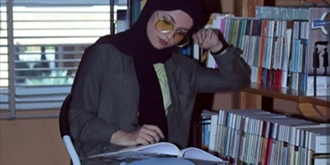 الحب في عين الحلوة.. لاجئة فلسطينية تترجم واقع المراهقات إلى قصص