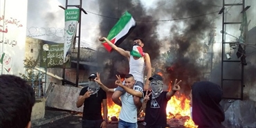إشعال الإطارات المشتعلة على مداخل المخيمات الفلسطينية في الجنوب إحتجاجاً على قرارات وزارة العمل