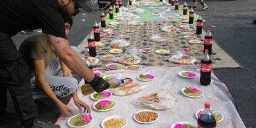 لاجئون فلسطينيون يُقيمون فطورًا صباحيًا على مدخل «عين الحلوة»