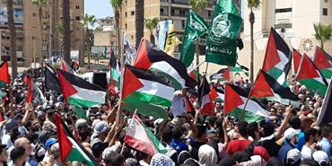 «فتح» تدعو إلى وقف الاحتجاجات و«حماس» تستمر بالتصعيد